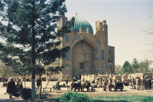 Mazar April 1974 l Moschee Männer Farbe