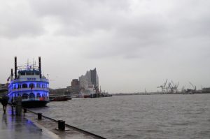 Hamburg Hafen März Blaues Schiff